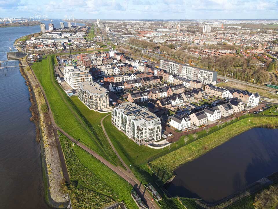 Luchtfoto stad strand